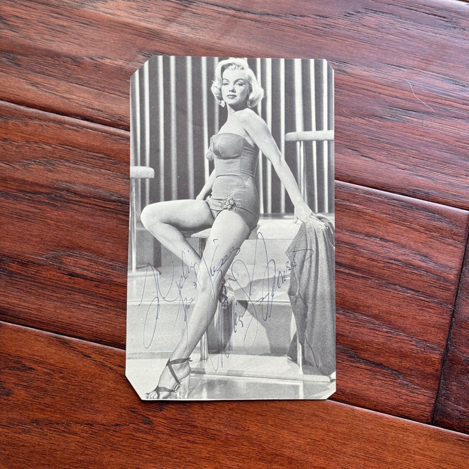MARILYN MONROE * JSA * Autograph PINUP Photo SIGNED * How to Marry a Millionaire