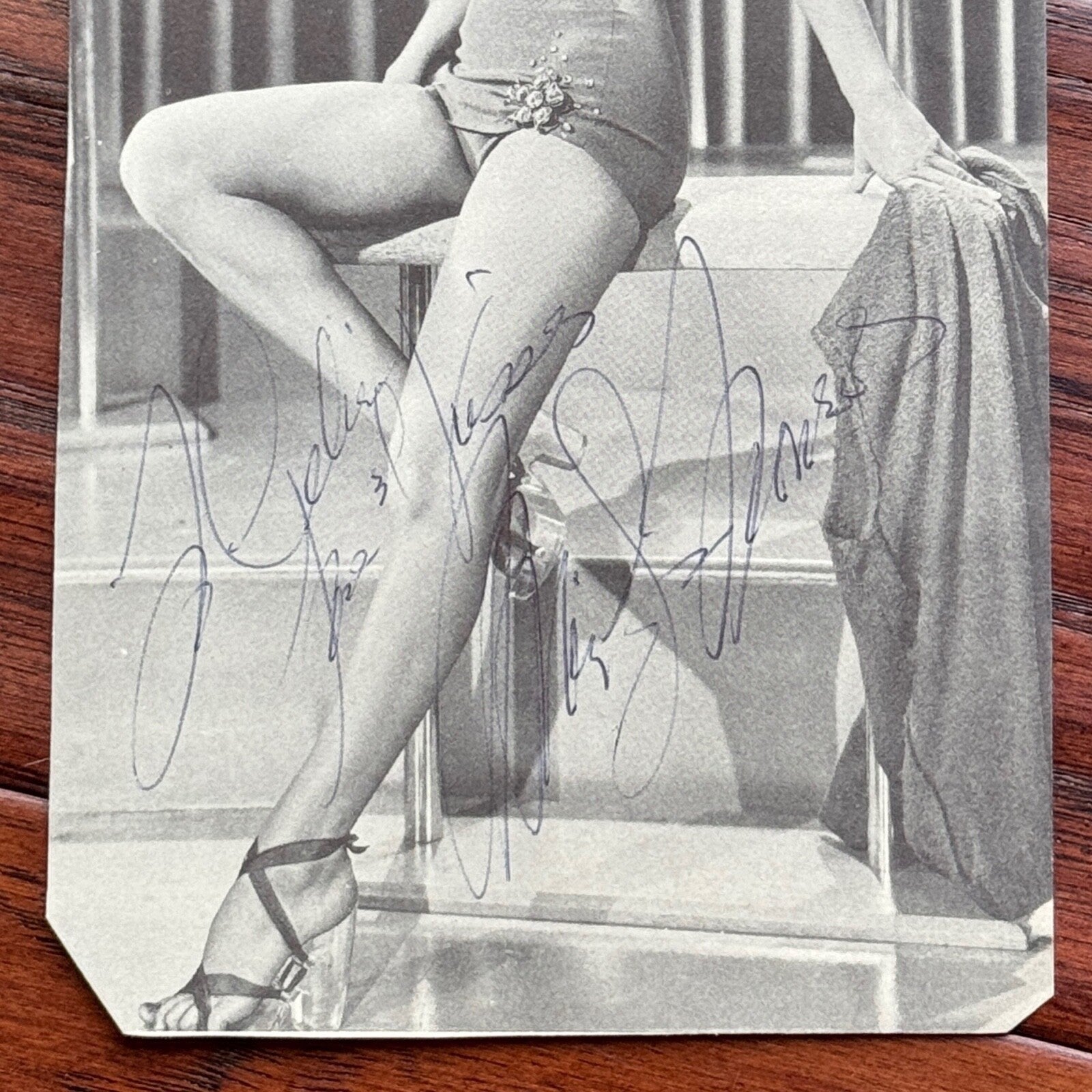 MARILYN MONROE * JSA * Autograph PINUP Photo SIGNED * How to Marry a Millionaire