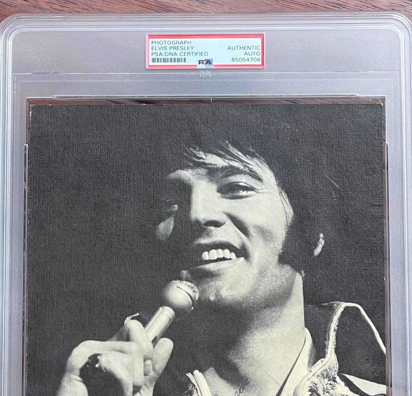 ELVIS PRESLEY * PSA/DNA * Exceptional B&W Autograph Concert Photo Signed
