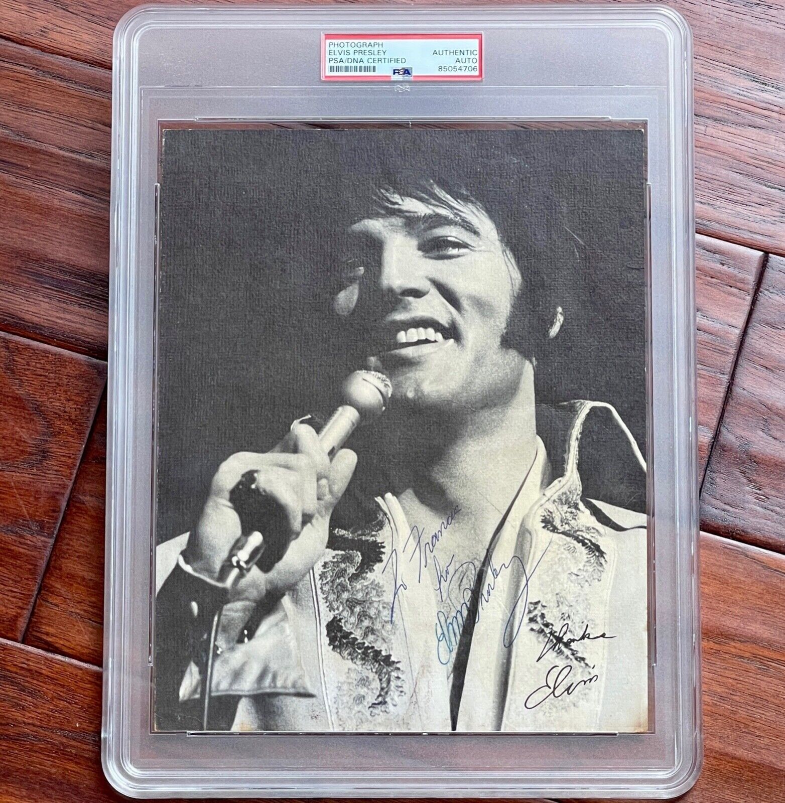 ELVIS PRESLEY * PSA/DNA * Exceptional B&W Autograph Concert Photo Signed