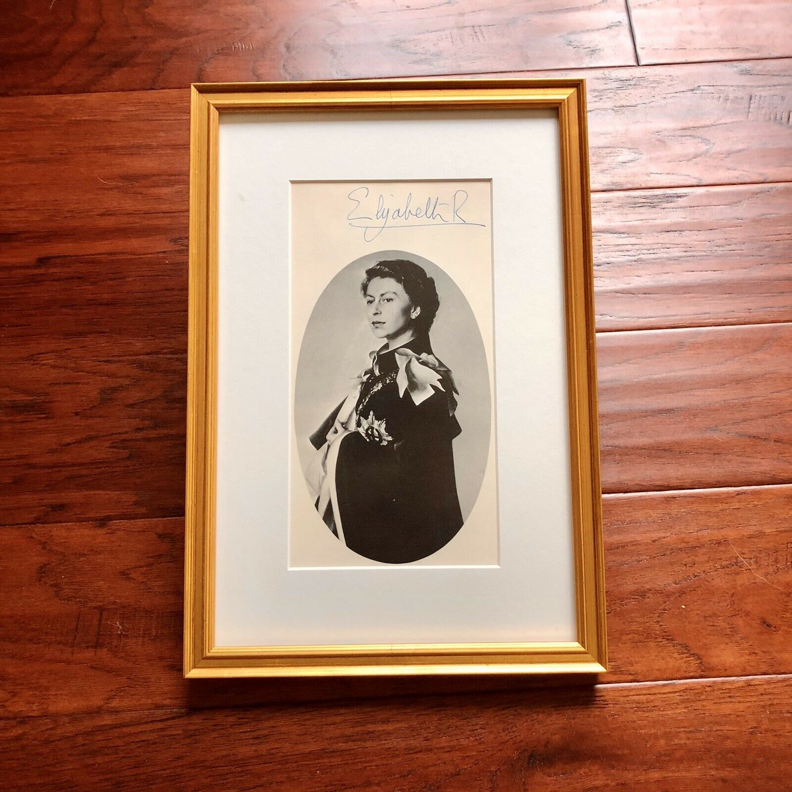 QUEEN ELIZABETH II * JSA LOA * Autograph Signed Impeccably Provenanced Portrait