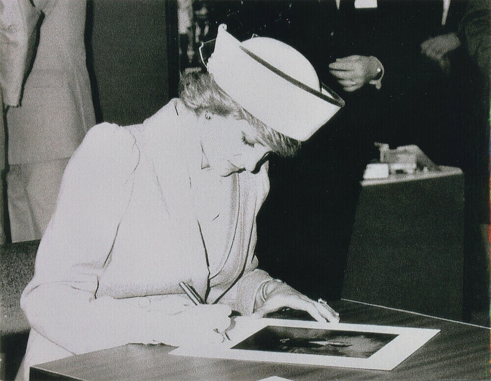 PRINCESS DIANA * PSA * AUTOGRAPH Snowdon Royal Portrait SIGNED * with Her PEN!
