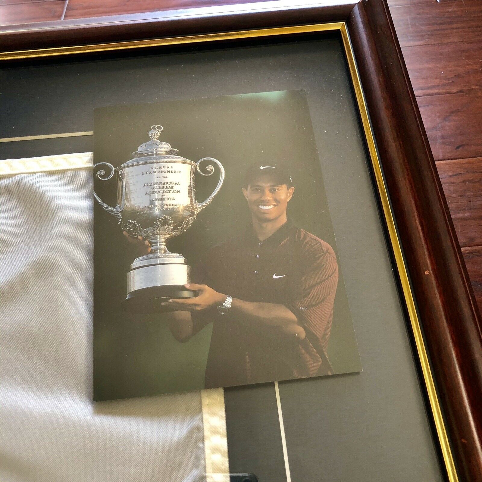 TIGER WOODS * UDA * Signed Pin Flag 2000 Valhalla Autograph Framed * Upper Deck