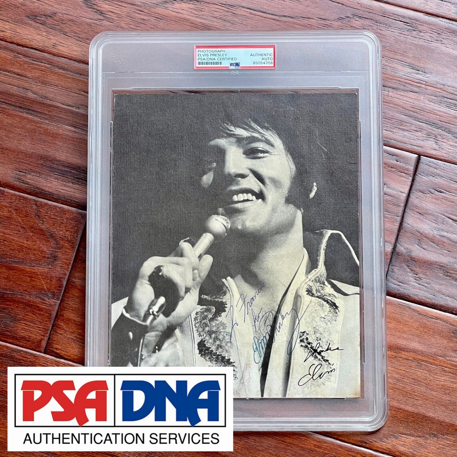 ELVIS PRESLEY * PSA/DNA * Exceptional B&W Autograph Concert Photo Signed
